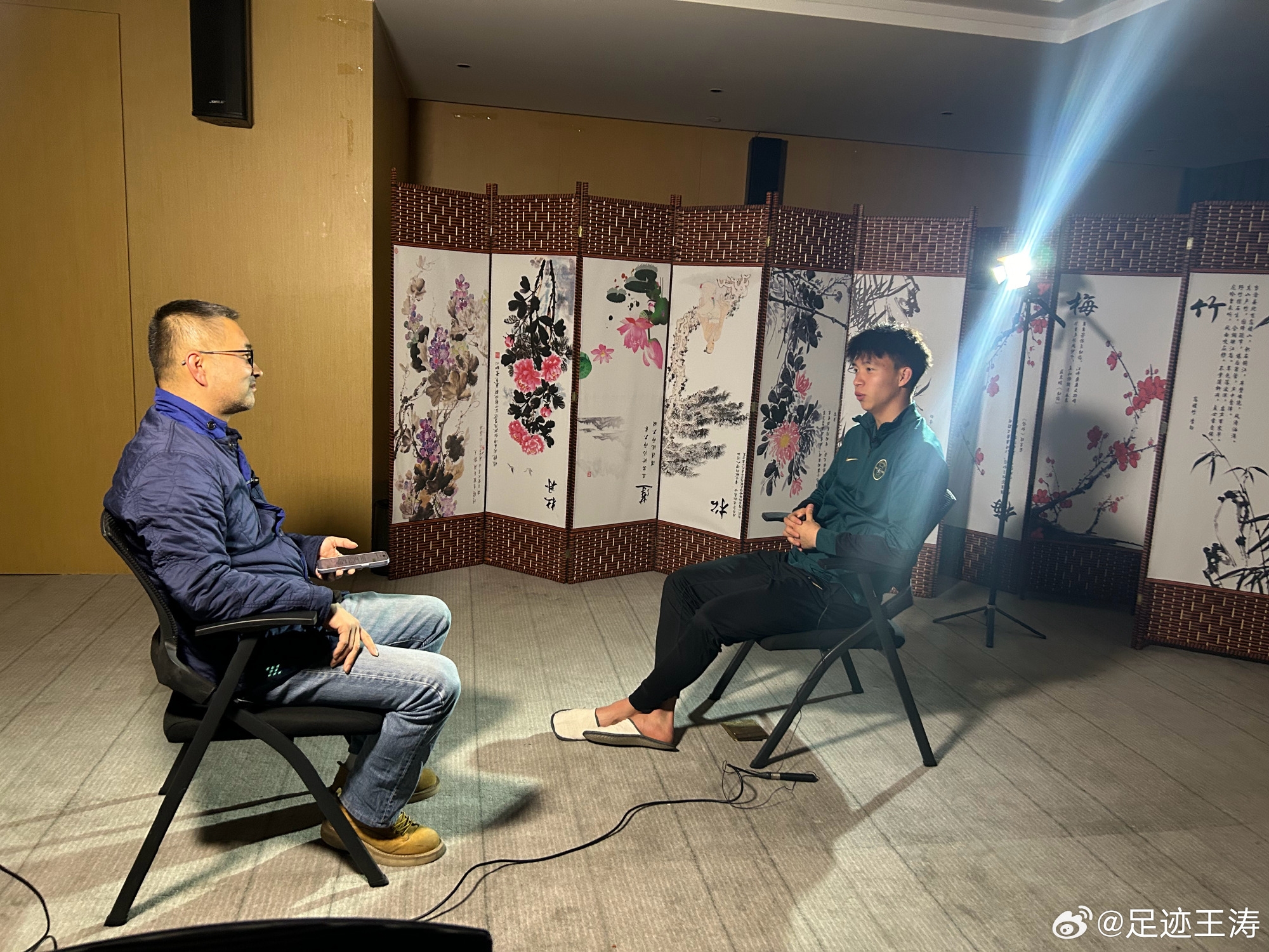 記者：王鈺棟視韋世豪為偶像&想加他微信，現(xiàn)進(jìn)了國(guó)足不知加到?jīng)]