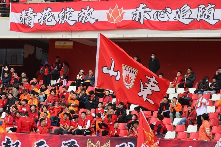 主場(chǎng)上萬名球迷的吶喊助威，給山東體彩女足征戰(zhàn)女超增添了能量與動(dòng)力