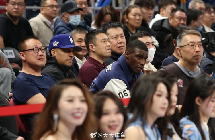 真籃球迷！國(guó)安外援法比奧攜玉昆外援科斯塔來(lái)到五棵松觀戰(zhàn)CBA