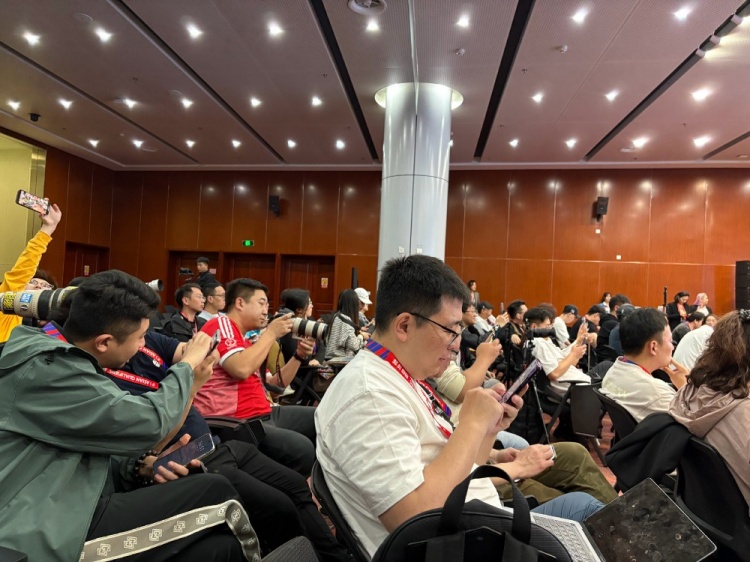 萬眾矚目！記者擠滿國足賽前新聞發(fā)布廳，賽場記者預(yù)計超300人