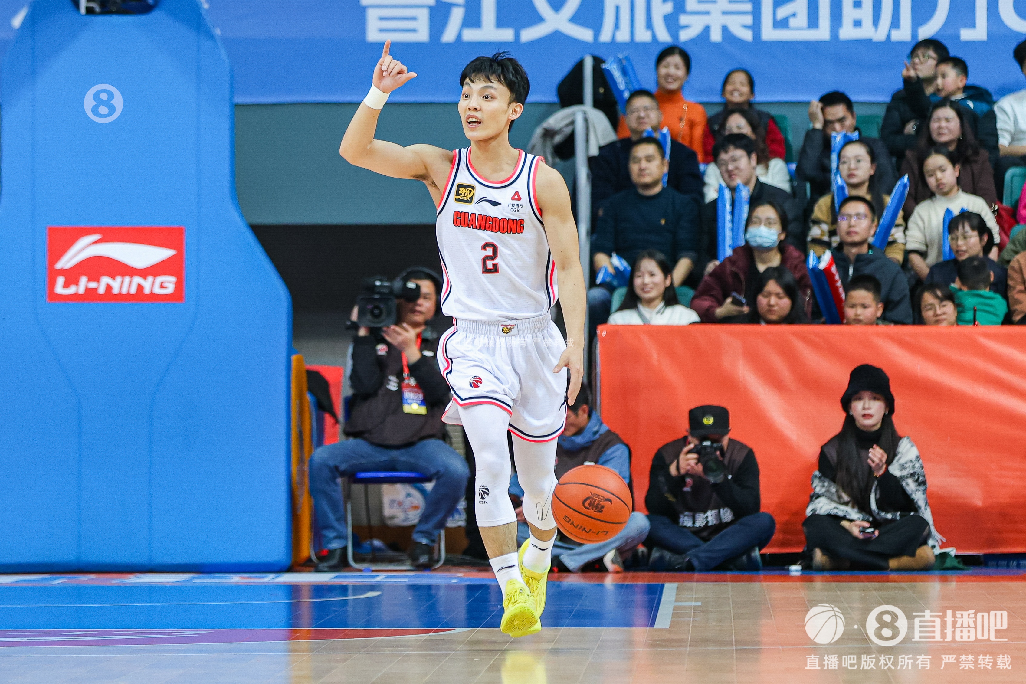 大師！徐杰半場9中8砍下21分4助 單節(jié)5記三分驚艷全場