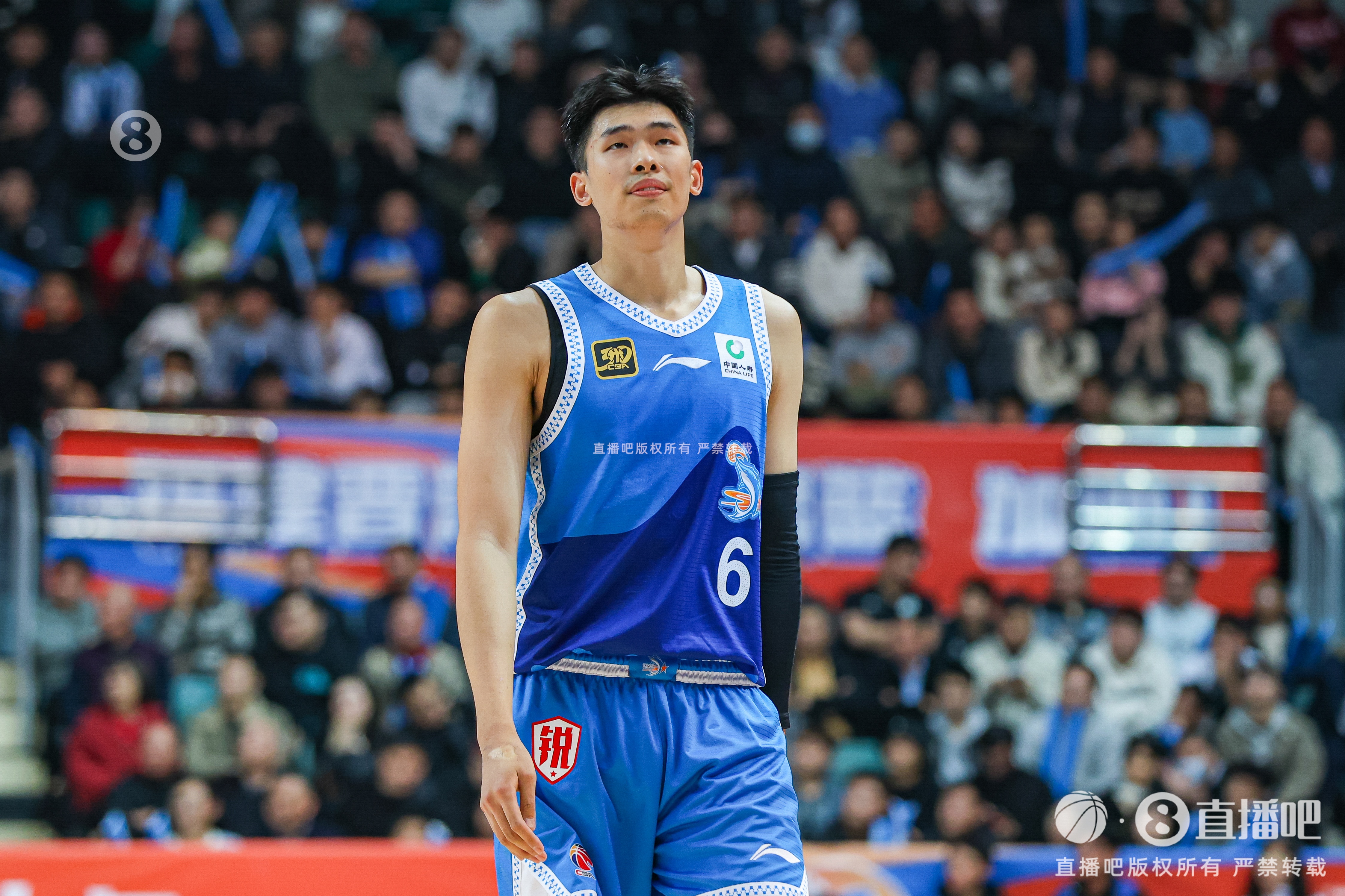 籃板野獸！鄒陽(yáng)三節(jié)已搶17籃板 10中5拿到14分3斷2帽